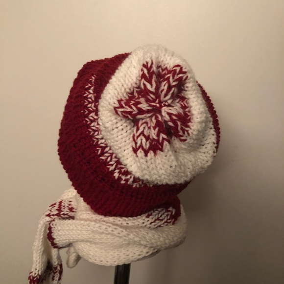 Handmade knitted hat/scarf / glove set. NWOT. - Picture 2 of 8